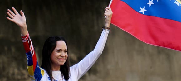 kobieta z wenezuelską flagą w kolorowej koszulce