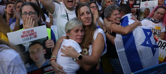 Ludzie w Tel Awiwie wiwatujący na cześć wracających do Izraela zakładników