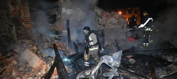 strażak w ruinach budynku