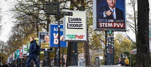 Wybory w Holandii wygrali socjalliberałowie albo skrajna prawica