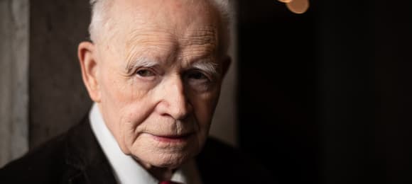 starszy człowiek w garniturze, portret