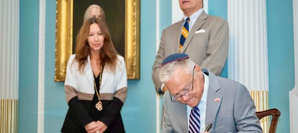 nowy ambasador podpisuje dokumenty