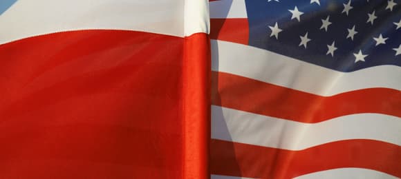 zachodzące na siebie flagi USA i Polski