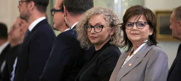 24.07.2025 Warszawa , Krakowskie Przedmiescie , Palac Prezydencki . Ustepujaca ministra zdrowia Izabela Leszczyna (p) i ustepujaca ministra ds. rownosci Katarzyna Kotula (2p) podczas uroczystosci dokonania zmian w skladzie Rady Ministrow.Fot. Slawomir Kaminski / Agencja Wyborcza.pl
