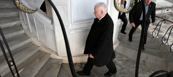 Afera wokół działki pod CPK. PiS zawiesza dwóch posłów