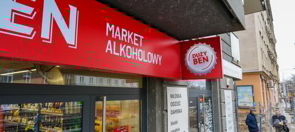 Wejście do sklepu. Szyld z napisem market alkoholowy