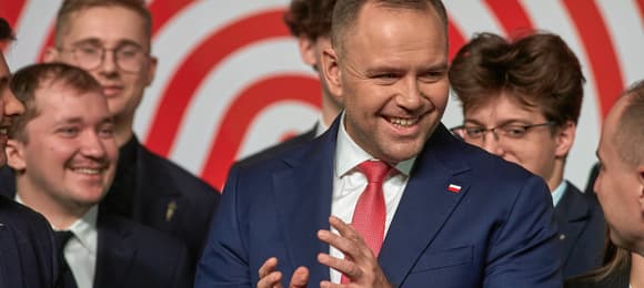 Karol Nawrocki w otoczeniu młodych mężczyzn