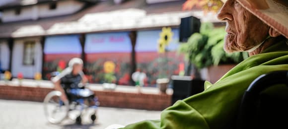 Europejski łańcuch opieki. Polki wyjeżdżają na Zachód, polskimi seniorami opiekują się Ukrainki