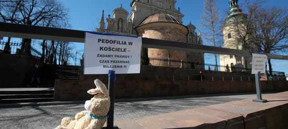 Wyborcza: Ksiądz oskarżony o pedofilię przez cały czas uczy. Sprawa ciągnie się od 15 lat
