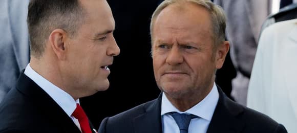 „Jesteś tu narodzie?” – krzyczał Nawrocki. A Tusk szeptał o radości