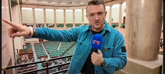 Brytyjski przestępca ze skrajnej prawicy w Marszu Niepodległości. Osobisty gość Tarczyńskiego z PiS