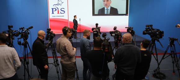 Ziobro returned to Polish remotely. From the screen at the PiS headquarters, he made a list of demands