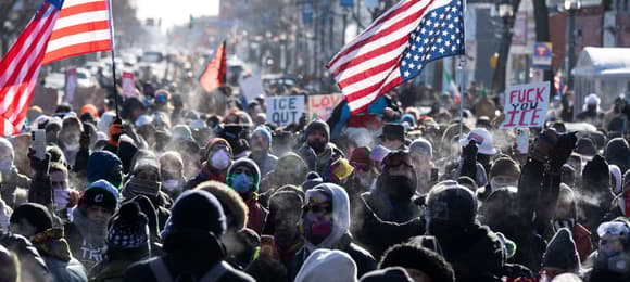 „Egzekucja”. Agenci, zamiast reanimować, mieli liczyć rany postrzałowe. Co się wydarzyło w Minneapolis?