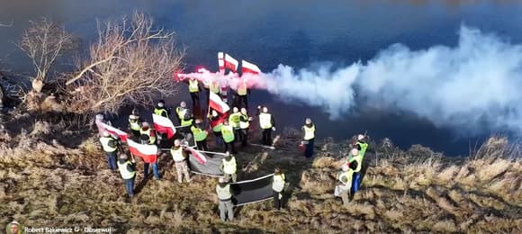 Jest śledztwo w sprawie wbijania słupa granicznego przez Bąkiewicza i kolegów [NEWS OKO.PRESS]