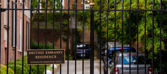 Бывший британский посол в США покидает партию после раскрытия связей с Эпштейном