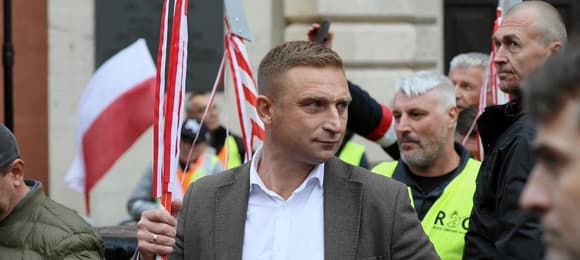 Precedensowe zarzuty dla Bąkiewicza. Za grożenie kosami, „wyrywaniem chwastów” i wypalaniem napalmem