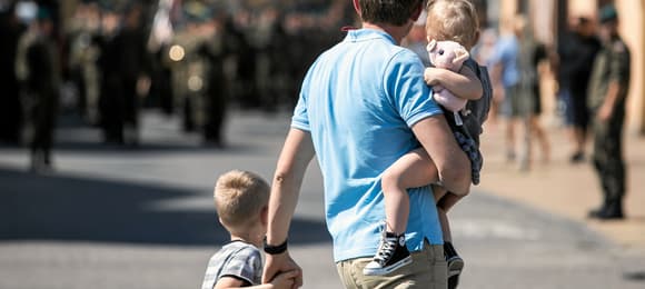 Nierówności zaczynają się przy narodzinach dziecka. Dlaczego urlopy rodzicielskie wciąż nie działają