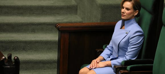 Niczym żona Lota. Co skrywa nerwowy śmiech Marty Nawrockiej