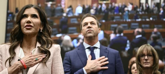 Kristi Noem, twarda kobieta w męskim świecie. Zabiła psa, robiła karierę u Trumpa. Aż ją wyrzucił