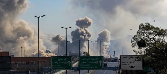 Potężne bombardowania Teheranu. Inwazja lądowa? „Czekamy na nich” [SIÓDMY DZIEŃ WOJNY]