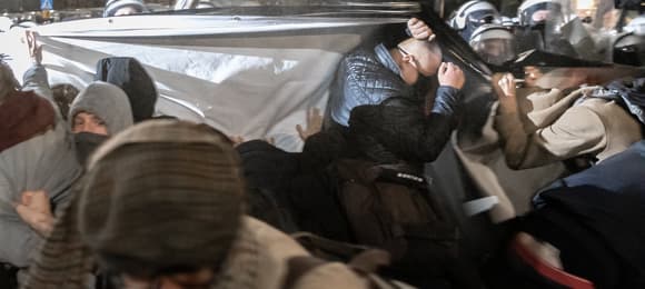 Proces za demonstrację pod domem Kaczyńskiego. Policja atakowała ludzi i ich oskarża o napaść