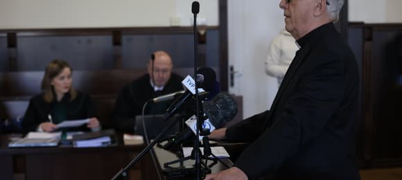 Wiedział. I wysłał księdza pedofila na misję za granicę. Przed sądem mówi, dlaczego [PROCES BISKUPA JEŻA]
