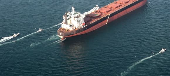 Blokada+ w Cieśninie Ormuz, ropa wciąż droga, kryzys uderza w rolników. Co robi rząd i Unia?