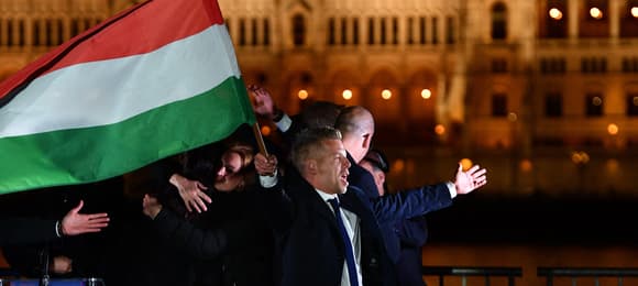 Budapeszt w euforii, ludzie świętują na ulicach. „Wyzwoliliśmy Węgry!”, „obaliliśmy naszego dyktatora!”