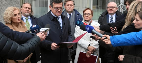 Czy „wobec” oznacza „w obecności”? Politycy zapowiadają zarzuty wobec wszystkich aktorów gry o TK