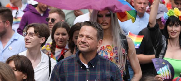 „Gorący kartofel”. Rząd i Warszawa przerzucają się ws. transkrypcji małżeństw jednopłciowych