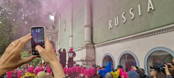 Klub w Pomroczności Jasnej, czyli Rosja wjeżdża na Biennale jak czołg [KORESPONDENCJA Z WENECJI]