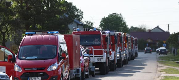 Duży pożar lasu pod Wołominem. Z ogniem walczy ponad 60 zastępów straży pożarnej