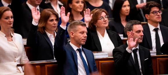 Dziś zaprzysiężenie Pétera Magyara na premiera. Nad węgierski parlament wraca flaga UE
