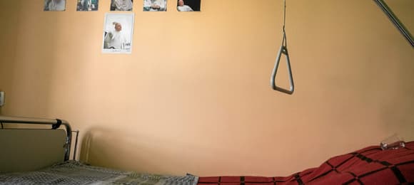 „Jestem w sytuacji, kiedy muszę podjąć decyzję, jak umrzeć”. Opiekunowie i opiekunki o swoim życiu