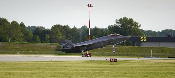 „Wielki dzień dla Polski”. F-35 już w kraju