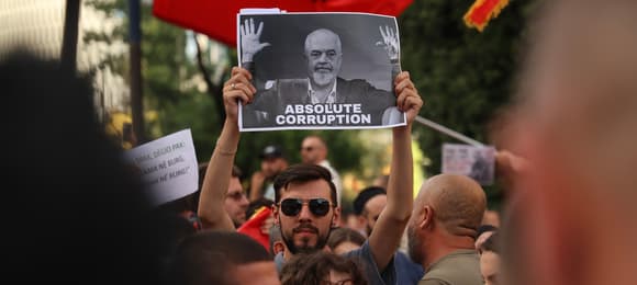 "The Flamingo Revolution". Edi Rama mocks the protests