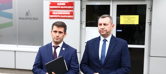 Obiecywali trzecią drogę, dziś stają naprzeciw siebie. Jak posłowie Hołowni chcą bić się o Kraków