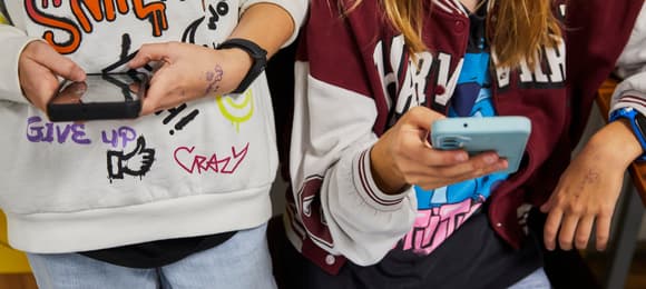 Zakaz telefonów w szkołach świata nie zbawi, czyli co nam mówi raport „Internet Dzieci 2026”