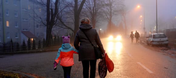 Wysiłek, którego nie widać. Jak odciążyć nieodpłatną pracę w rodzinie [WYWIAD]