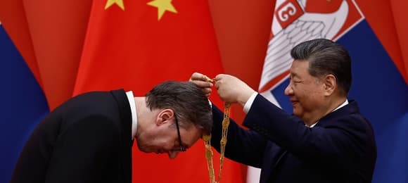 Serbia uzależnia się od Chin kosztem integracji z UE — analiza