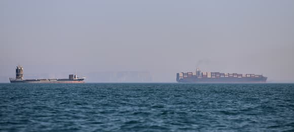 USA zaatakowały 140 celów w Iranie; Teheran zamknął Cieśninę Ormuz