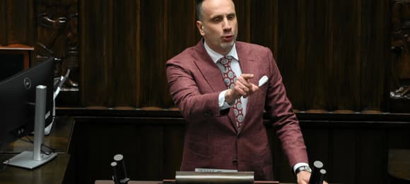 Poseł Kowalski pyta o cudzoziemców w ministerstwach — rząd odpowiada krytyką