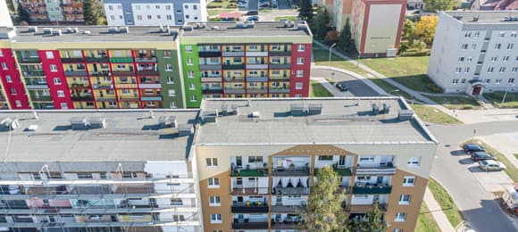 Fala upałów zaczyna się w budynku. Dlaczego jedne mieszkania nagrzewają się bardziej od innych?
