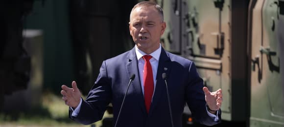 Święto Wojska Polskiego. Tusk o zdradzie i głupocie. Nawrocki: „Bóg, Honor, Ojczyzna, a nie SAFE”