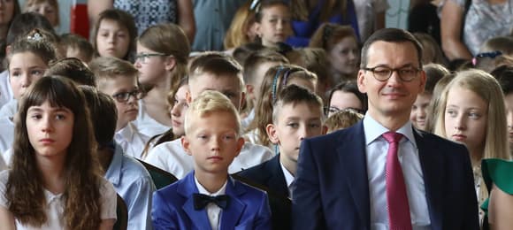 Zarabiasz mniej niż 10,5 tys. zł? Dostaniesz emeryturę minimalną. Tak Morawiecki chce ratować dzietność