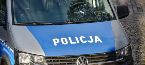 Kierowca wjechał w rodzinę na chodniku w Krakowie — dwoje dorosłych zginęło