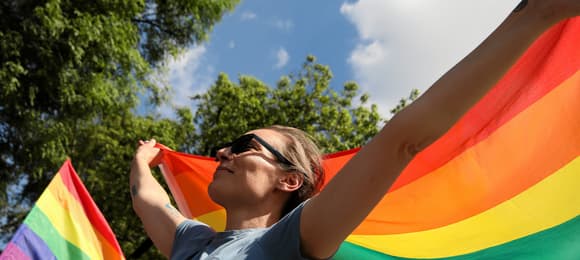 Kolejna instytucja uznaje małżeństwa jednopłciowe przy rządowym wsparciu mieszkaniowym