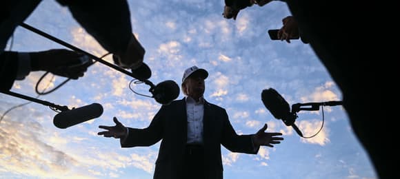 Trump wyklucza media z Białego Domu. Media zabierają swoje kamery