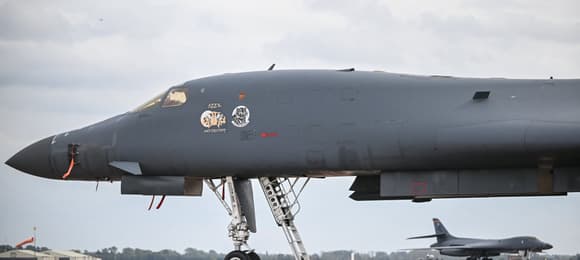 Antyterroryści przy bazie RAF Fairford: ewakuacja i roboty saperskie