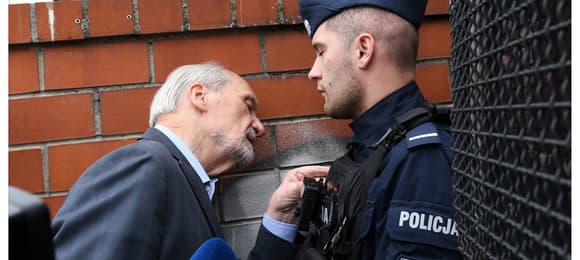 Jak Antoni Macierewicz policyjną blokadę przed Akademią Wymiaru Sprawiedliwości forsował